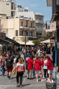 Heraklion, Girit, Yunanistan, AB. 2023. Heraklion 'un işlek şehir merkezi, kalabalık kaldırımlarda bir sürü insan..