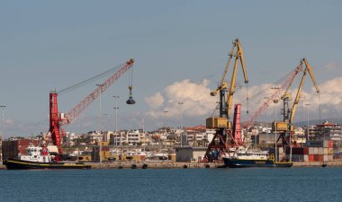 Heraklion, Girit, Yunanistan, AB. 2023. Heraklion limanı, Girit 'te yerleşim alanları, vinçler ve tekneler.