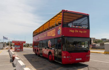 Heraklion Limanı, Girit, Yunanistan, AB. 2023. Heraklion liman otobüs durağında üstü açık ve gölgeli Red City tur otobüsü.. 