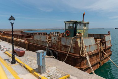 Heraklion, Girit, Yunanistan, AB. 2023. Heraklion limanındaki bir rıhtımda sanayi tipi boş bir mavna..