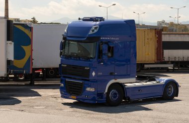 Heraklion, Girit, Yunanistan, AB. 2023. Heraklion limanına yakın bir karavan parkında ilerleyen mavi renkli bir traktör birimi..