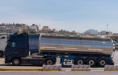 Heraklion, Girit, Yunanistan, AB. 2023. Akvaryumlu traktör taksisi ada içi bir feribotta nakledilmek üzere sıvı gıda taşıyor..