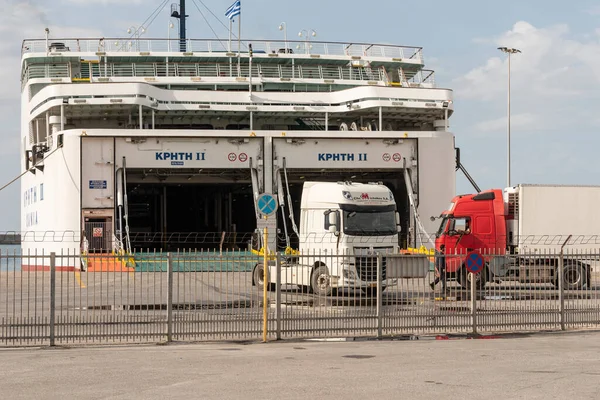 Puerto Heraklion Creta Grecia 2023 Camiones Cargando Descargando Ferry Interinsular — Foto de Stock