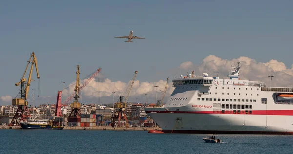 Heraklion Creta Grecia 2023 Avión Pasajeros Que Pasa Por Puerto — Foto de Stock