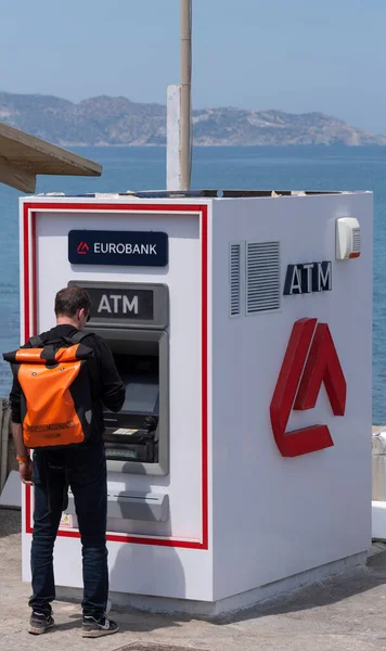 Kreta Grekland 2023 Man Gatan Använder Bankomat För Att Pengar — Stockfoto
