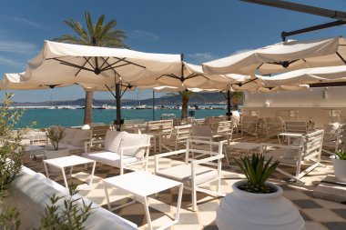 Sitia, Girit, Yunanistan, Avrupa. 2023. Baharın erken saatlerinde güneşli bir gündü ama rıhtım kafeteryasında müşteri yoktu.. 