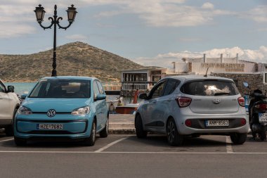 Elounda, Girit, Yunanistan, AB. 2023. İyi park edilmiş araçlar ve kötü park yerleri
