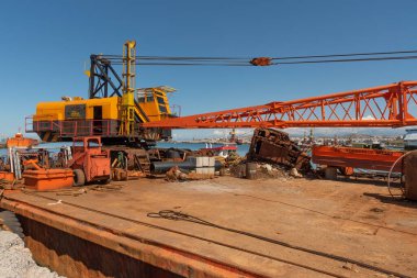 Heraklion, Girit, Yunanistan. 2023. Güvertede limanın yanında vinç monte edilmiş büyük deniz mavnası..