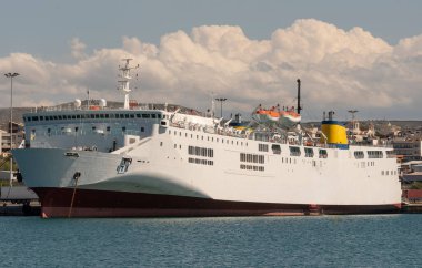 Heraklion, Girit, Yunanistan, Avrupa. 2023. Girit 'teki Heraklion limanındaki yolcu ve araçlar için ada içi feribot.