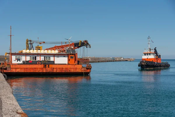 Heraklion Creta Grecia 2023 Remolcador Que Aproxima Una Gran Barcaza — Foto de Stock