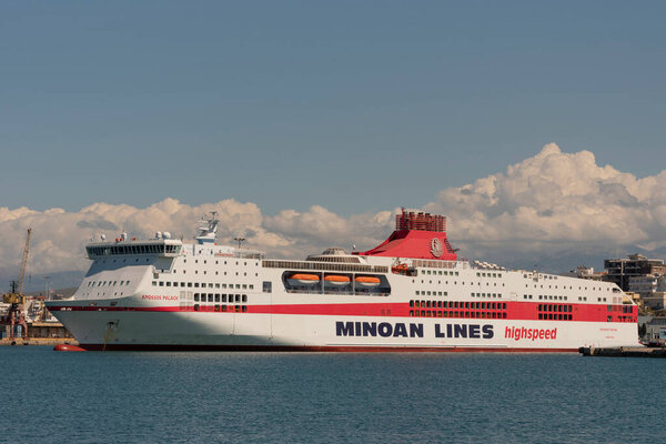 Ираклион, Крит, Греция, Европа. 2023 год. Межостровной паром для пассажиров и транспортных средств на причале порта Ираклион, Крит