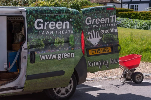 イギリスのハンプシャー州 2023年 芝生の治療サービスは 草の上に祖父母を派遣するための赤いスプレッダーと場所にバン — ストック写真
