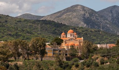 Neopoli, Doğu Girit, Yunanistan. 2023. Yunanistan 'ın doğu Girit kentinde bir dağ zeminli Rum Ortodoks kilisesi.
