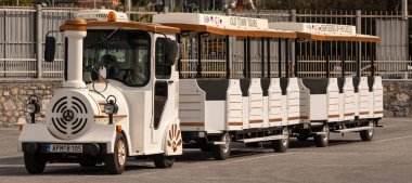 Heraklion, Girit, Yunanistan. 2023. Turistlerle Heraklion 'a gitmek için eski şehir ve kasabayı turlayan beyaz bir turist treni..