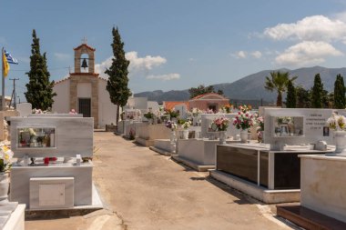 Malia, Doğu Girit, Yunanistan, Avrupa. 2023. Mezar taşları ve dekoratif çiçekleriyle Malia Mezarlığı 'nın genel görünümü..