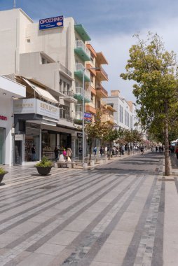 Heraklion, Girit, Yunanistan. 2023. Şehir merkezindeki Dikaiosynis Caddesi 'nde geniş yaya alanı boyunca modern mağazalar, ofisler ve daireler bulunuyor..