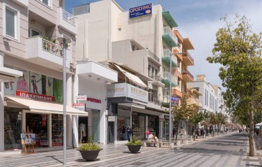 Heraklion, Girit, Yunanistan. 2023. Şehir merkezindeki Dikaiosynis Caddesi 'nde geniş yaya alanı boyunca modern mağazalar, ofisler ve daireler bulunuyor..