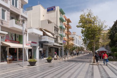 Heraklion, Girit, Yunanistan. 2023. Şehir merkezindeki Dikaiosynis Caddesi 'nde geniş yaya alanı boyunca modern mağazalar, ofisler ve daireler bulunuyor..