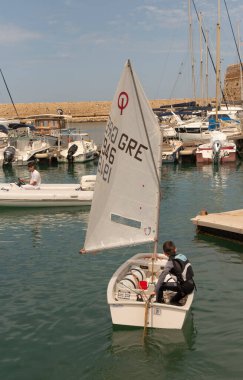 Heraklion, Girit, Yunanistan, Avrupa. 2023. Girit, Heraklion 'daki eski limanda yelkenli dersi alan genç bir çocuk..