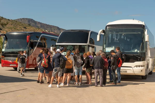 Elounda Kreta Grecja Rok 2023 Podróżni Czekają Aby Wsiąść Autobusu Zdjęcie Stockowe