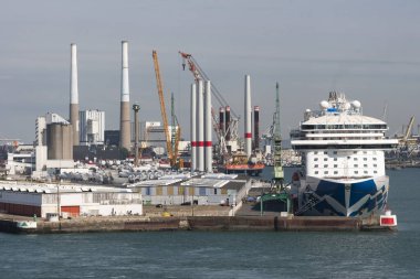Le Havre, Kuzey Fransa, Avrupa. 2023. Fransa Le Havre Limanı 'ndaki sanayi bölgesi ve yolcu gemisi terminali..