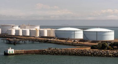 Le Havre, Kuzey Fransa, Avrupa. 2023. Fransa 'nın Le Havre Limanı' ndaki bir iskelenin yanında petrol ve gaz depolama tankları var..