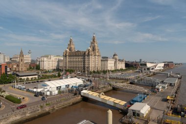 Liverpool, İngiltere, İngiltere. 2023. Liverpool Cruise Terminali ve deniz yolcuları için Liver binası ve Mersey nehri boyunca yürüme yolu..