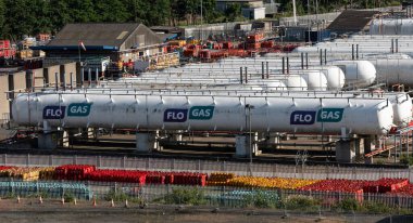 Belfast, Kuzey İrlanda, İngiltere. Haziran 2023. Sıvı petrol depolama ve Belfast Limanı yakınlarındaki dağıtım merkezi.