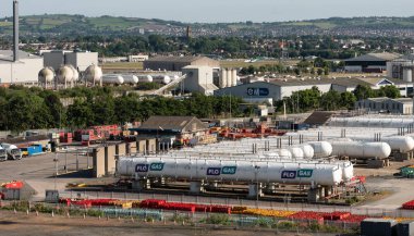 Belfast, Kuzey İrlanda, İngiltere. Haziran 2023. Sıvı petrol depolama tankları ve Belfast Limanı yakınlarındaki parçalanma merkezi.