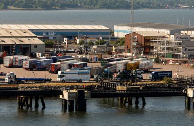 Belfast Kuzey İrlanda, İngiltere. Haziran 2023. Belfast Limanı 'ndaki kamyonlar ve kamyonlar için montaj ve yükleme alanı.