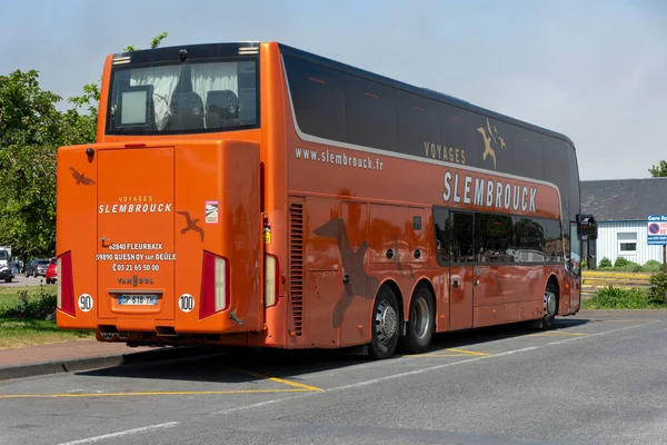 Północna Francja Europa Rok 2023 Pomarańczowy Autokar Turystyczny Schowkiem Przewozu Obrazy Stockowe bez tantiem