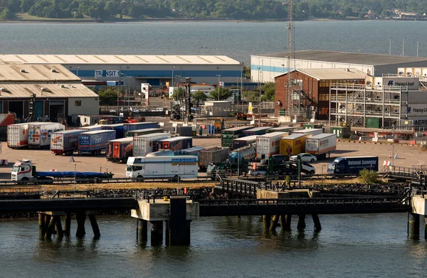 벨파스트 아일랜드 2023 벨파스트 항구에 화물칸을 장소와 하역장 로열티 프리 스톡 사진