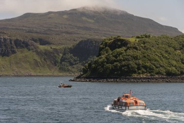 Portree, Skye Adası, İskoçya, İngiltere. 5 Haziran 2023. Loch Portree 'de seyir gemisi ihalesi başladı. Yolcularla birlikte gemilerine geri dönmek üzere yola çıktılar.