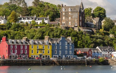 Tobermory, Mull Adası, İskoçya, İngiltere. 6 Haziran 2023. Tobermory limanına bakan renkli boyalı evleri olan İskoç kıyı kasabası..