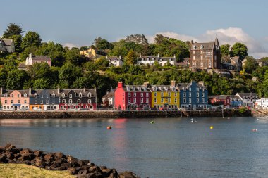 Tobermory, Mull Adası, İskoçya, İngiltere. 6 Haziran 2023. Tobermory limanına bakan renkli boyalı evleri olan İskoç kıyı kasabası..