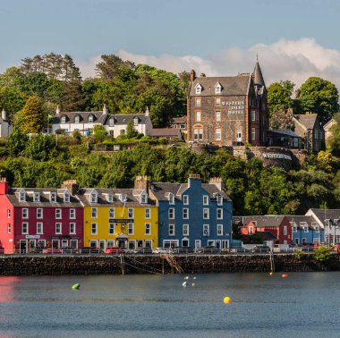 Tobermory, Mull Adası, İskoçya, İngiltere. 6 Haziran 2023. Tobermory limanına bakan renkli boyalı evleri olan İskoç kıyı kasabası..