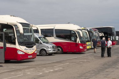 Fionnphort, Mull Adası, İskoçya, İngiltere. 6 Haziran 2023. Turist otobüsleri Iona feribotundan dönen turistleri bekliyor..