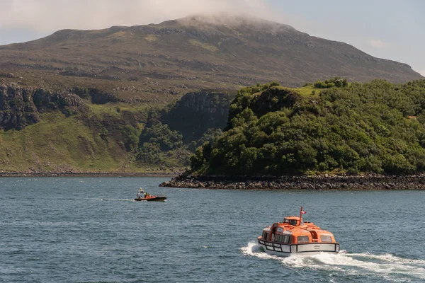 Portree Isle Skye Skottland Storbritannien Juni 2023 Kryssningsfartyg Anbud Pågår Stockbild
