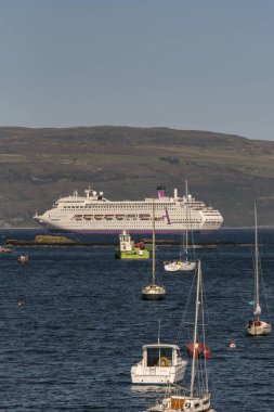 Portree, Skye Adası, İskoçya, İngiltere. 5 Haziran 2023. Gemi seyahati Ambience kıyıdan uzakta..