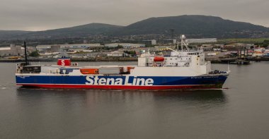 Belfast, Kuzey İrlanda, İngiltere. 7 Haziran 2023. Stena Hattı, Belfast Limanı 'ndaki Lagan Nehri' nde vapurdan yuvarlanıyor.