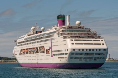 St. Peter Limanı, Guerney, Channel Adaları. 11 Haziran 2023. Guernsey, Channel Adaları açıklarında bir gemi turu..