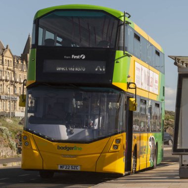 Weston Super Mare, Kuzey Somerset, İngiltere. 25 Haziran 2023. South Parade 'de, Weston Super Mare, North Somerset' te bir Porsuk Hattı otobüsü..