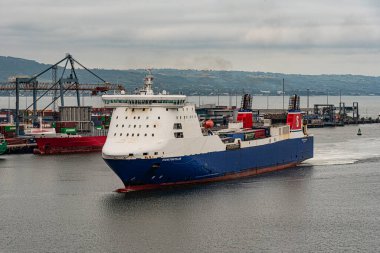 Belfast, Kuzey İrlanda, İngiltere. 7 Haziran 2023. Stena Hattı feribot feribotu Stena Foreteller Belfast rıhtımına giriyor ve pruva iticileri kullanarak turluyor..
