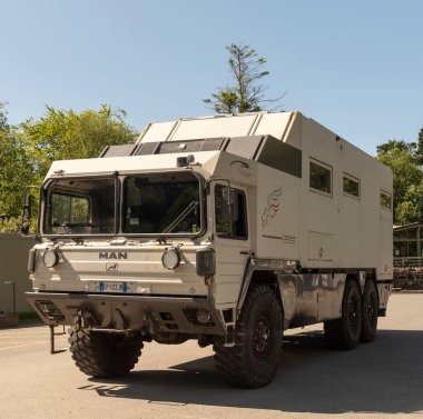 Dunvegan, Skye Adası, İskoçya, İngiltere. 5 Haziran 2023. İskoçya 'nın Skye Adası' nda Dunvegan 'dan ayrılan 4x4' lük bir deniz aşırı tur ve kamp aracı..