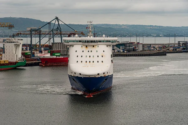 Belfast, Kuzey İrlanda, İngiltere. 7 Haziran 2023. Stena Hattı feribot feribotu Stena Foreteller Belfast rıhtımına giriyor ve pruva iticileri kullanarak turluyor..