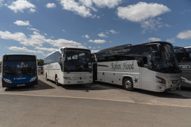 Salisbury, Wiltshire, İngiltere, İngiltere. 6 Ağustos 2023. Şehir merkezine park etmiş ticari koçlar, turistleri şehir merkezini gezmeye bırakıyor..