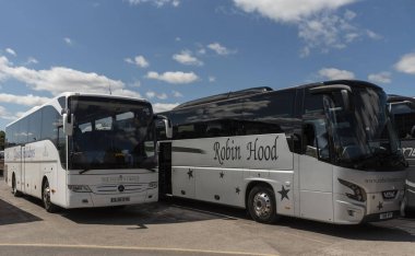 Salisbury, Wiltshire, İngiltere, İngiltere. 6 Ağustos 2023. Şehir merkezine park etmiş ticari koçlar, turistleri şehir merkezini gezmeye bırakıyor..