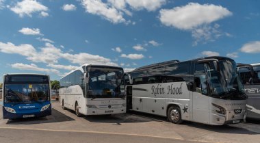 Salisbury, Wiltshire, İngiltere, İngiltere. 6 Ağustos 2023. Şehir merkezine park etmiş ticari koçlar, turistleri şehir merkezini gezmeye bırakıyor..