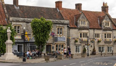 Somerton, Somerset, İngiltere, İngiltere. 21 Haziran 2023. Somerton 'da hareketli bir pazar manzaralı bir Somerset köyü.