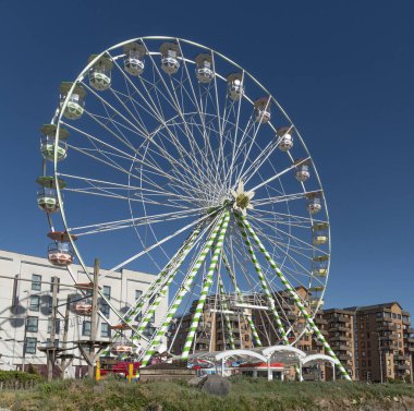 Weston Super Mare, Somerset, İngiltere, İngiltere. 25 Haziran 2023. Weston gökyüzü çarkı, büyük tekerlek, eğlence, eğlence, yuvarlak, daire, hareket, sürüş, binişler, deniz önü, etkinlik, aktiviteler, kulübeler, mavi gökyüzü, arka plan, yaz, yaz, iş zamanı, köken